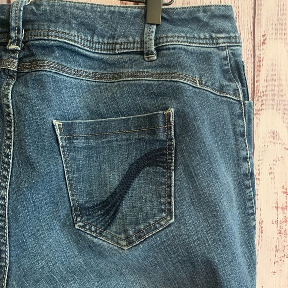 “Genius Fit” Stretch Denim Capris { Lane Bryant } - Picture 5 of 8